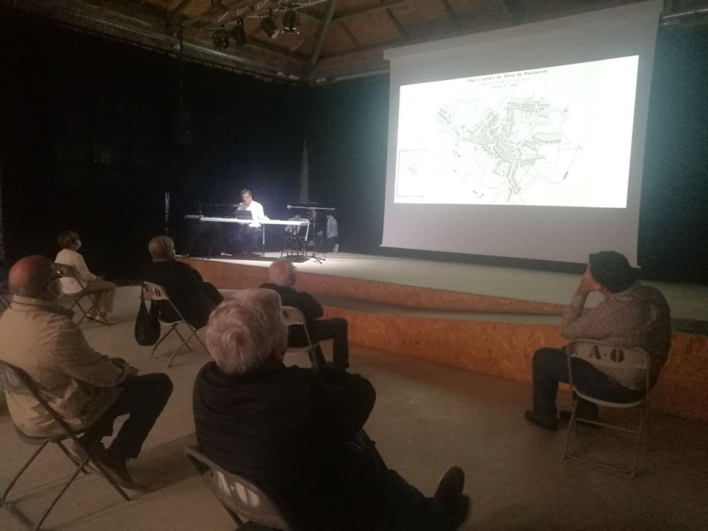 L'Alcalde i Regidor d'Urbanisme Miquel Riera explica als assistents a l'Escorxador, els projecte del barri