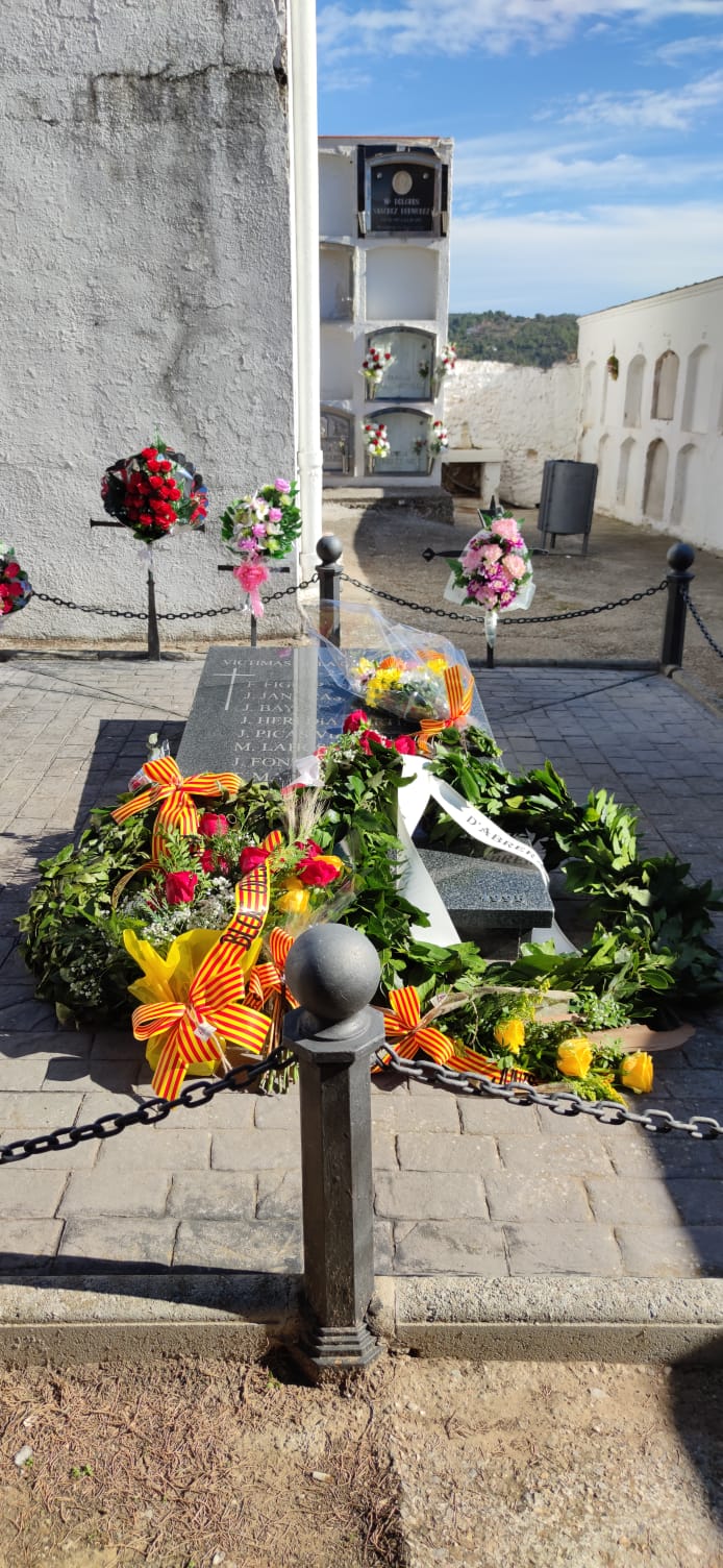 Ofrena floral al Cementiri Vell d'Abrera. Diada de Tots Sants 2023.