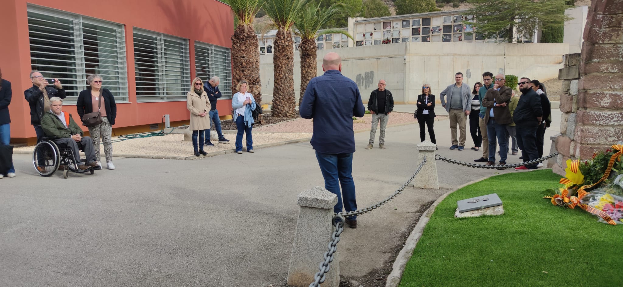 Ofrena floral al cementiri de Can Singla. Diada de Tots Sants 2023.