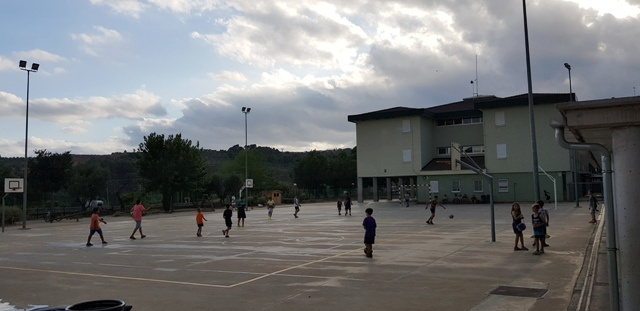 Pati de l'escola Ferra i Esteva amb infants jugant