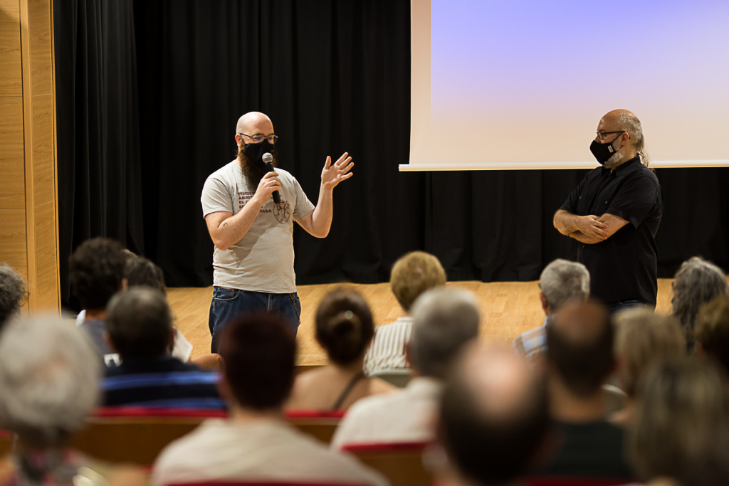 El director del documental, Adrià Carreras explicant als assistents el documental