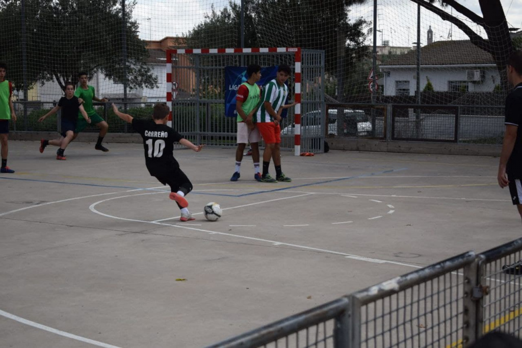 Jugadors al camp de futbol d'estiu