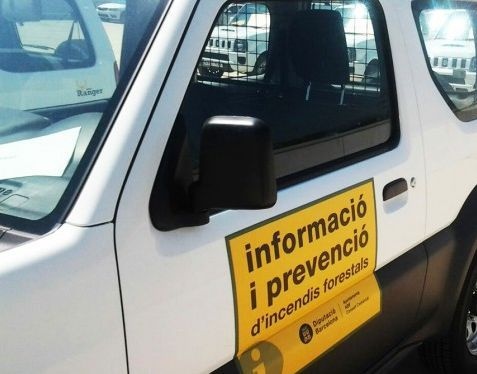 Vehicle amb vinil a la porta d'informació i prevenció d'incendis forestals