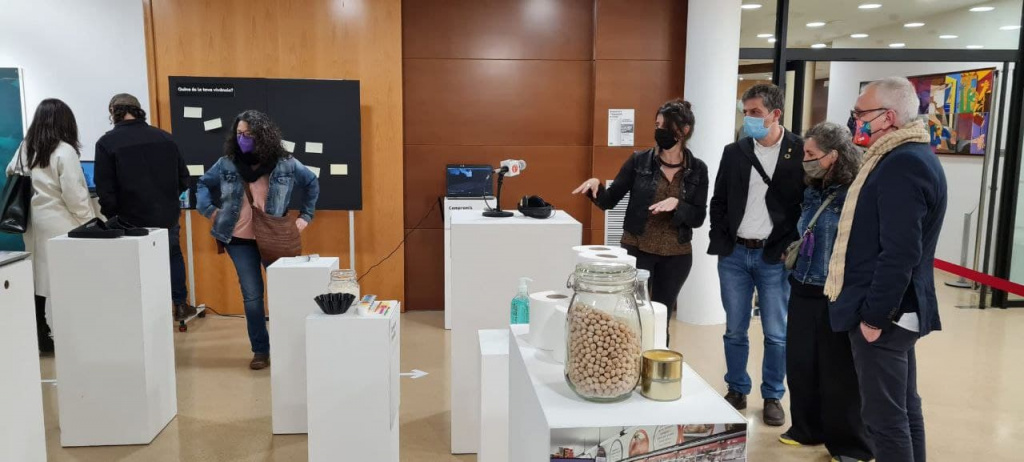 Exposició a la Casa de Cultura d'objectes que van ser significatius en el confinament.