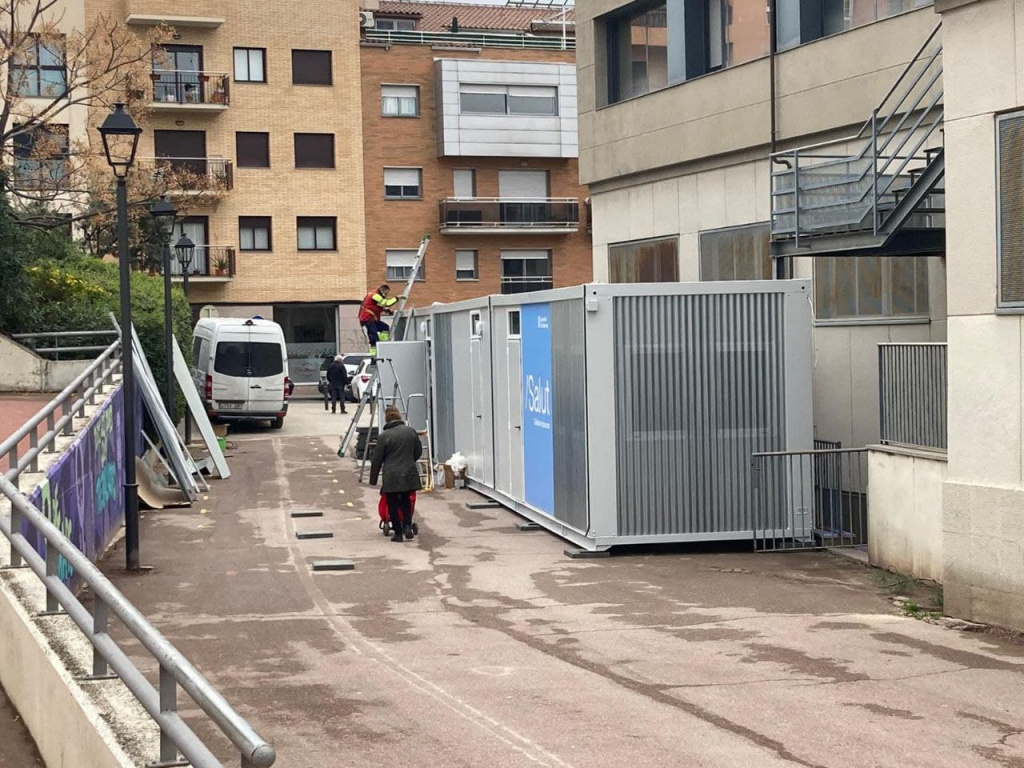 Carrer lateral del Cap on s'ha posat el nou modul de suport del Cap