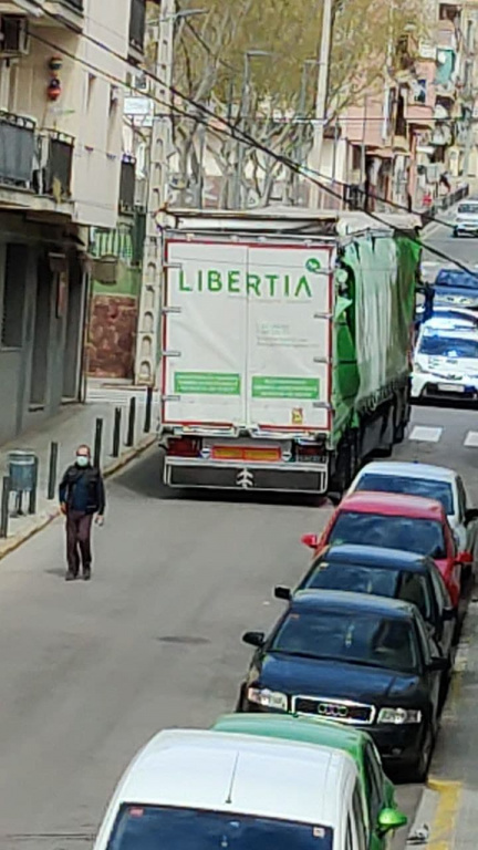 Trailer en direcció contraria parat al carrer