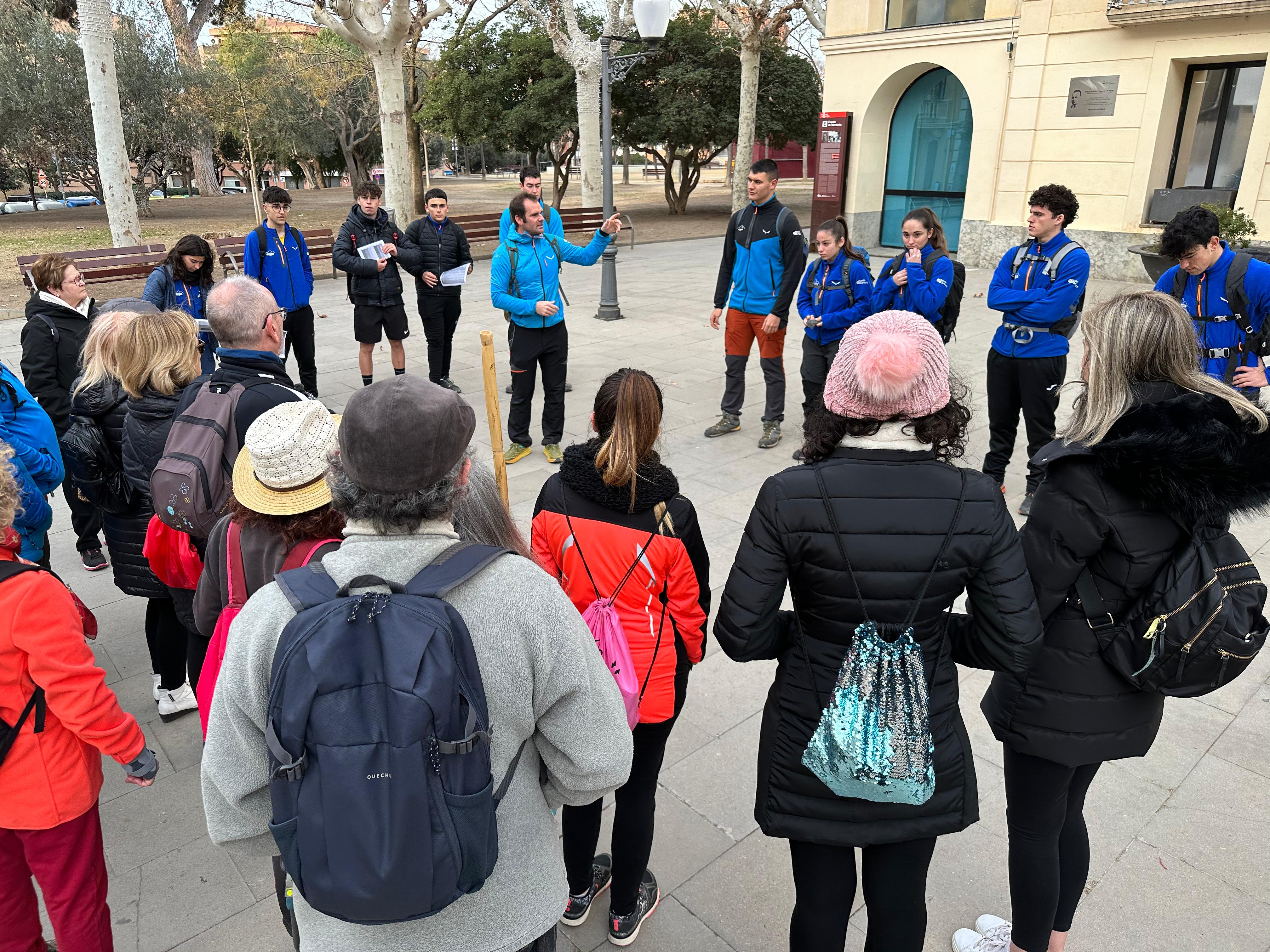 Grup de persones es preparen per a una sortida a l'entorn natural amb la col·laboració dels alumnes del cicle GUIAMN