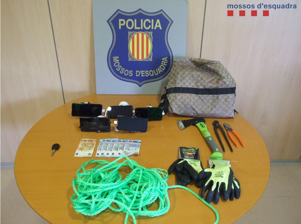 Detinguts tres joves per robatoris a botigues de telefonia d'Olesa i Castelldefels