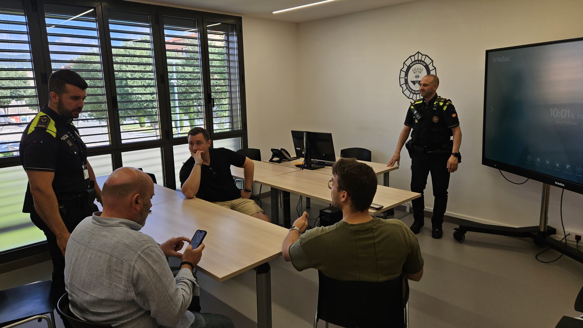 Visita de l'alcalde i el regidor de Seguretat Ciutadana de Masquefa a la Policia local d'Olesa