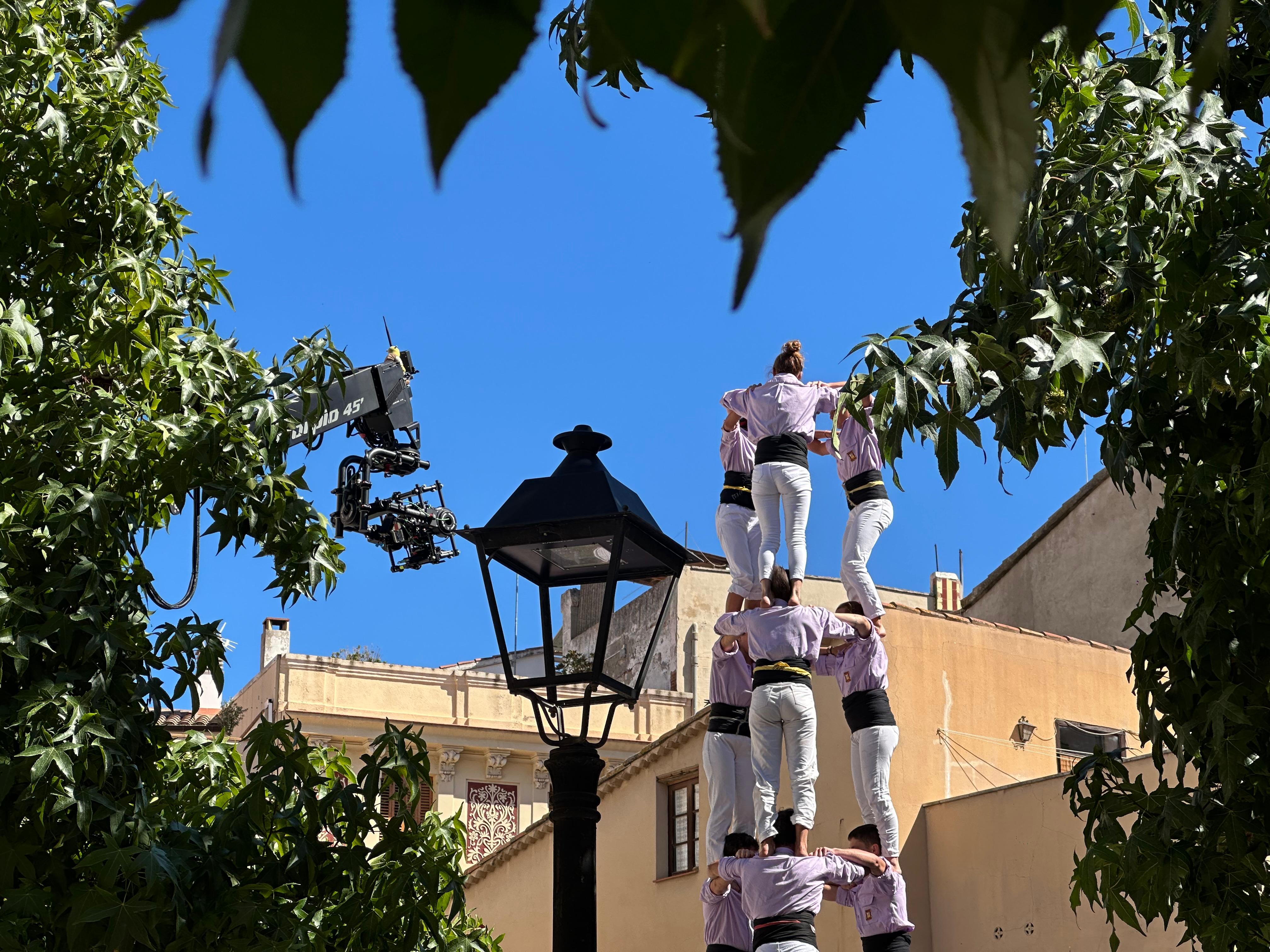 Fotografia d'un dels instants del rodatge de le sèrie Pubertat a la plaça de les Fonts