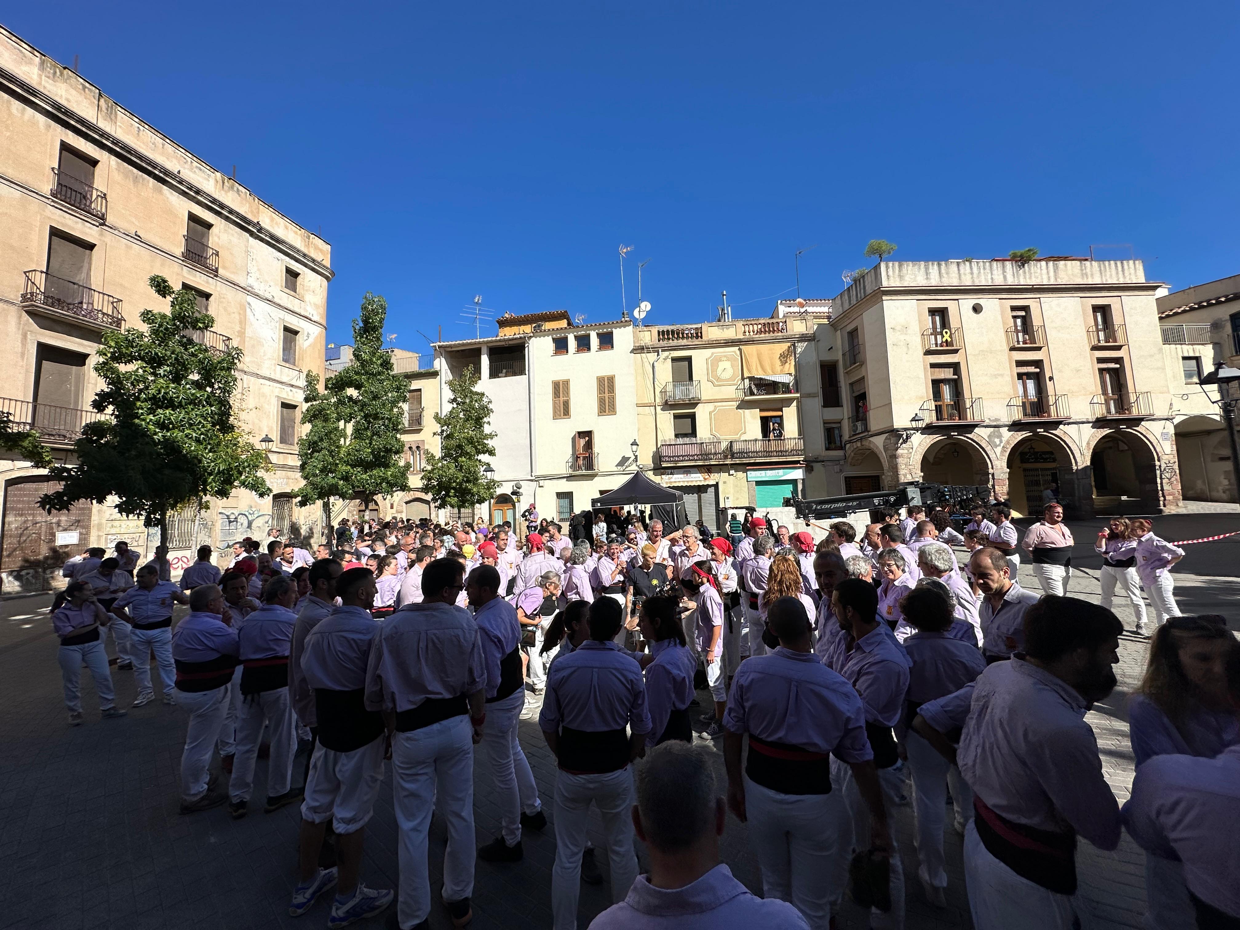 Fotografia d'un dels instants del rodatge de le sèrie Pubertat a la plaça de les Fonts