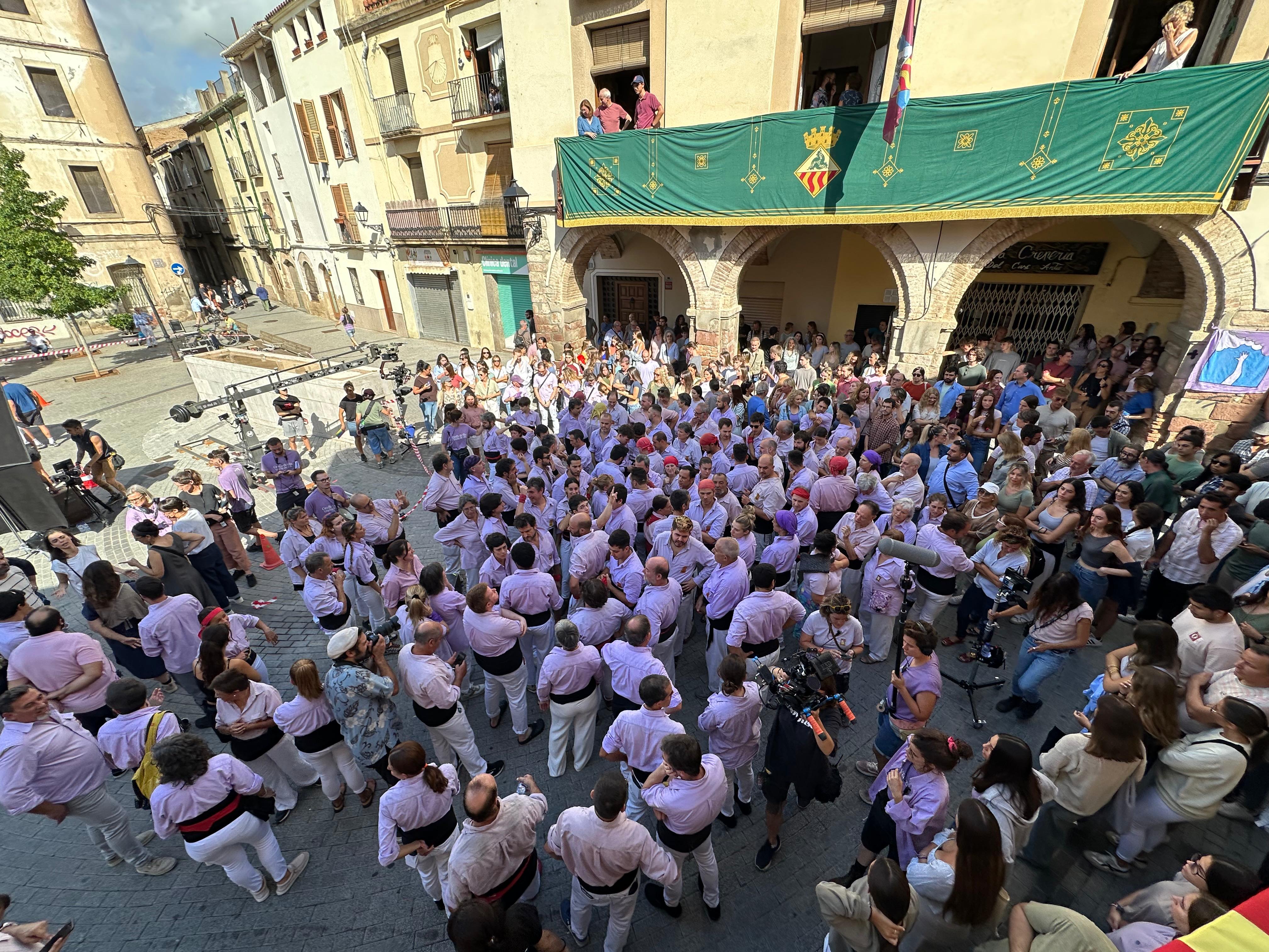 Fotografia d'un dels instants del rodatge de le sèrie Pubertat a la plaça de les Fonts