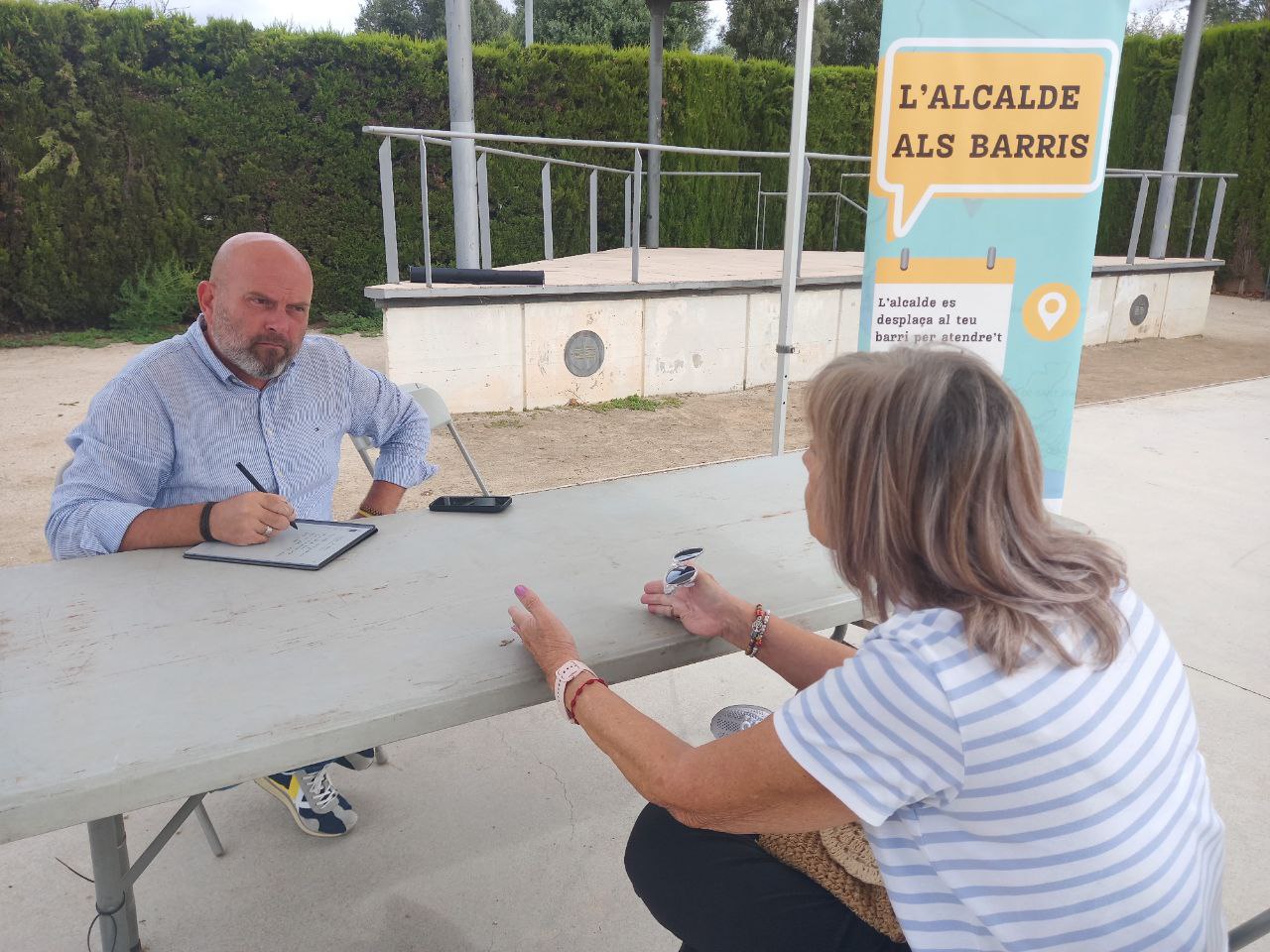 Jordi Parent atén als ciutadans del Collet de Sant Joan