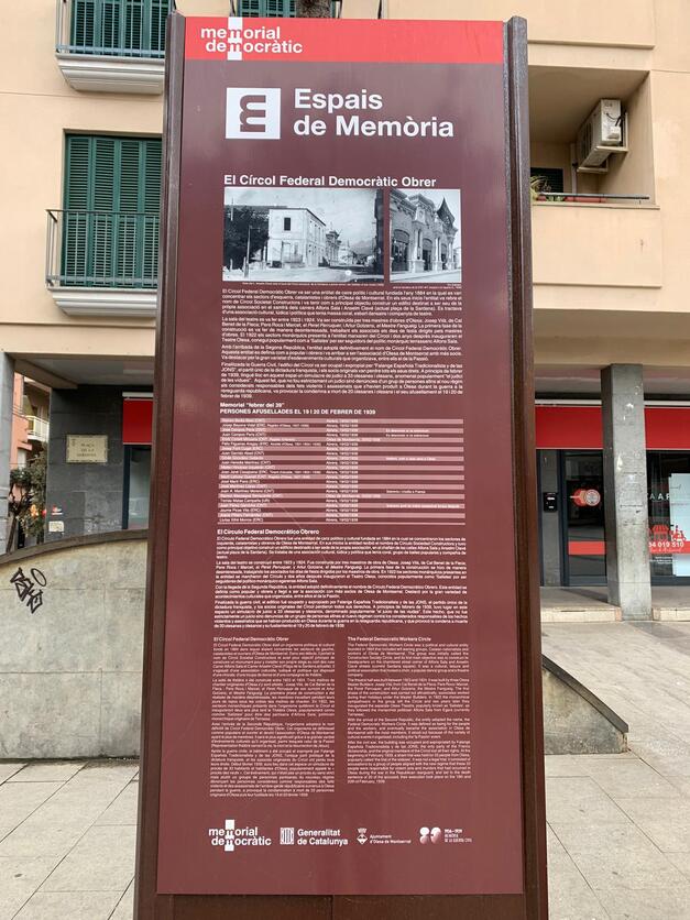 Plafó instal·lat a la plaça de la Sardana