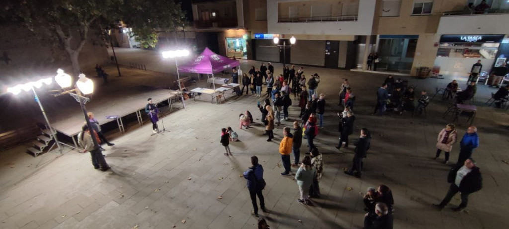 Vista des del balcó de l'ajuntament presentant la campanya Olesa es feminista