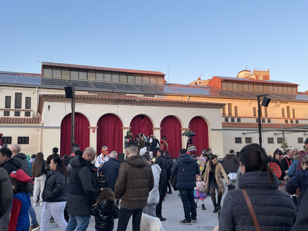 Grup de persones davant de l'escenari del Carnestoltes 2023