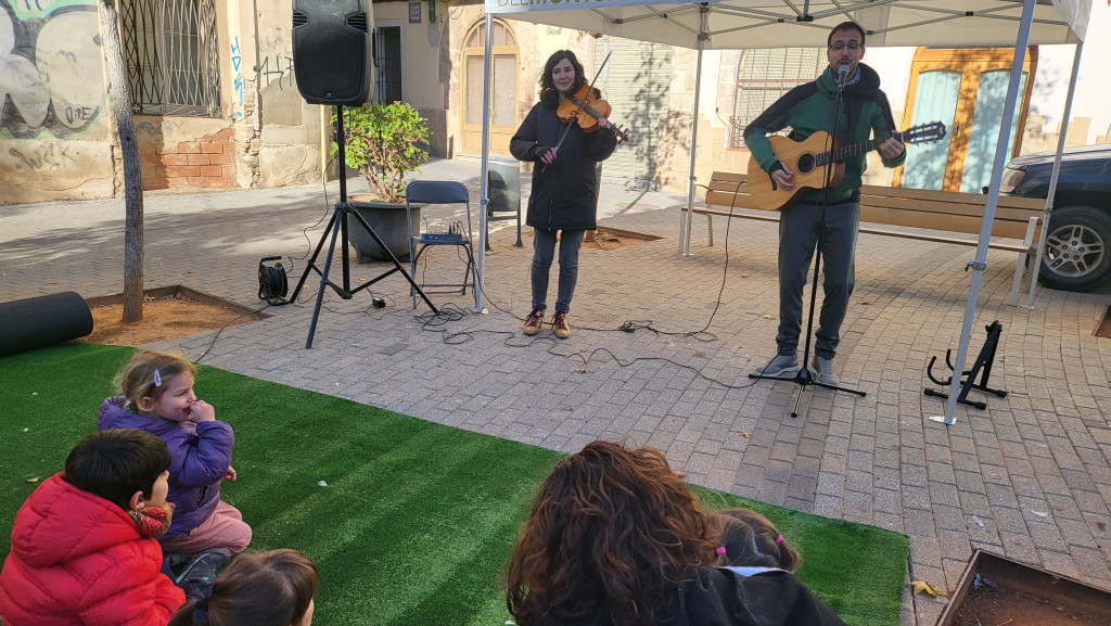 Grup de Contacontes De moment fantàstics (noia amb violí i noi amb guitarra)