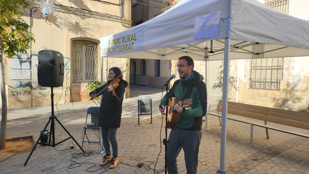 Grup de Contacontes De moment fantàstics (noia amb violí i noi amb guitarra)