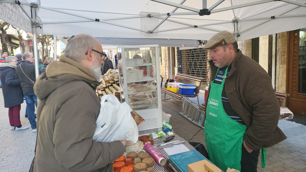 Venedor de formatges i embotits venent els seus productes