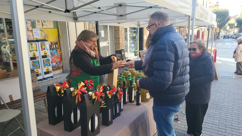 Parada d'Olis locals amb persones fent compres