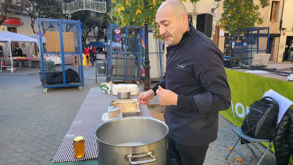 El Cuiner Jordi Llobet fa un Showcooking a la Plaça de les Fonts amb públic