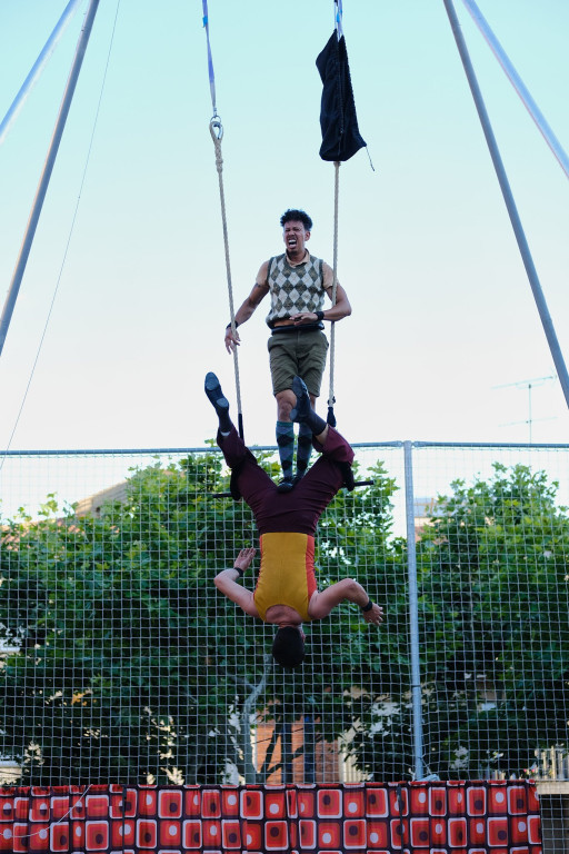 Espectacle de circ fent acrobàcies per als més petits