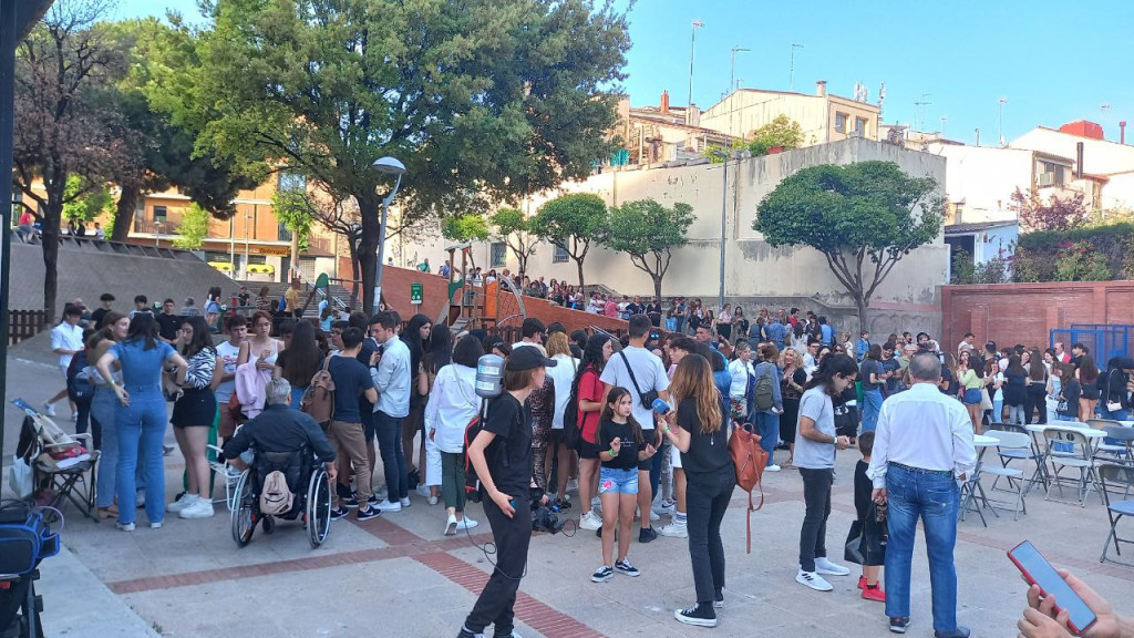 Molta gent fent cua a les portes del Teatre de la Passió