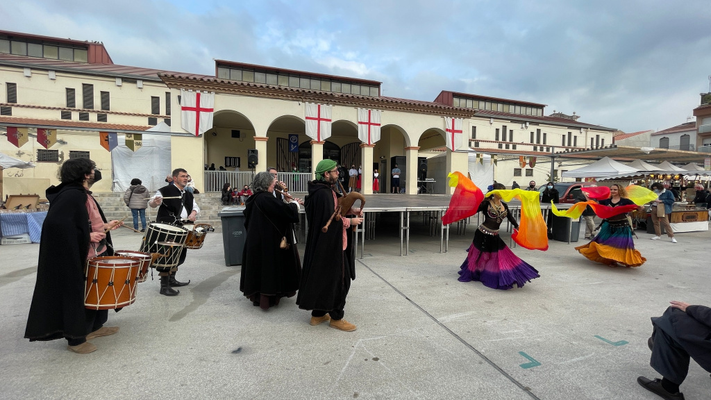 Actuació de música i ball a la Plaça Catalunya