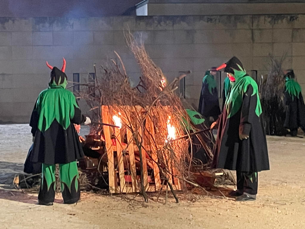 Encesa de fogueres amb els Diablots d'Olesa