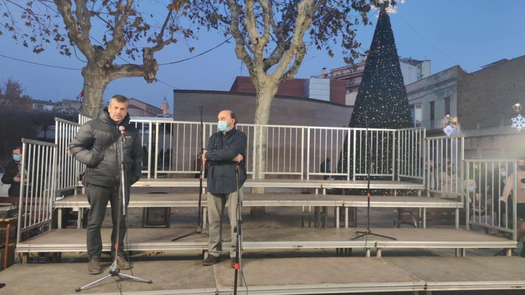 L'alcalde fent la presentació amb el president de l'associació de pessebristes d'Olesa