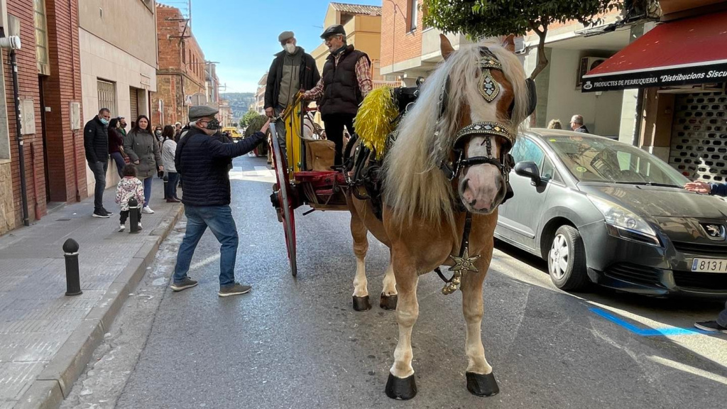 Cavalcada dels tres tombs amb cavalls i carruatges guarnits