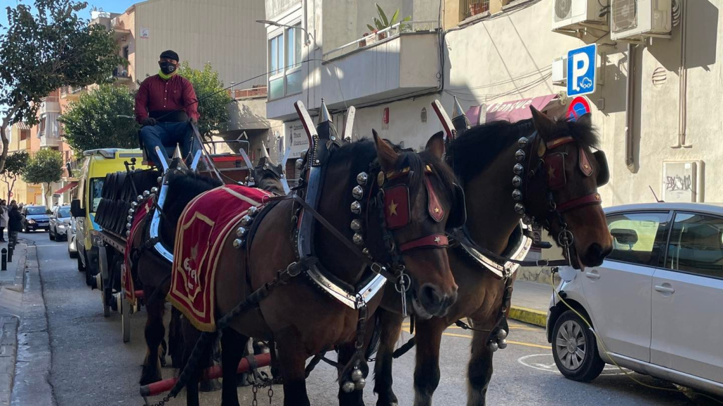 Cavalcada dels tres tombs amb cavalls i carruatges guarnits