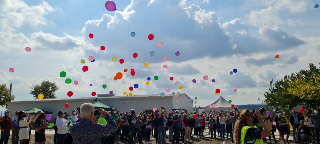 Enlairament de globus de colors al camp de tir arc Olesa