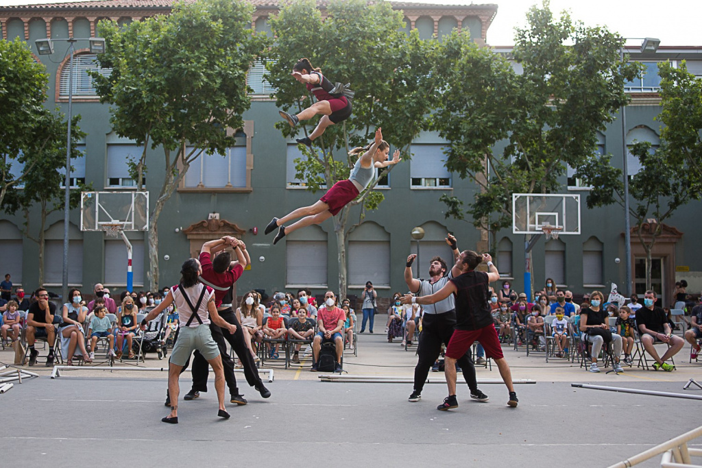 Grup de dansa en el pati de l'Escola Montserrat fent acrobàcies