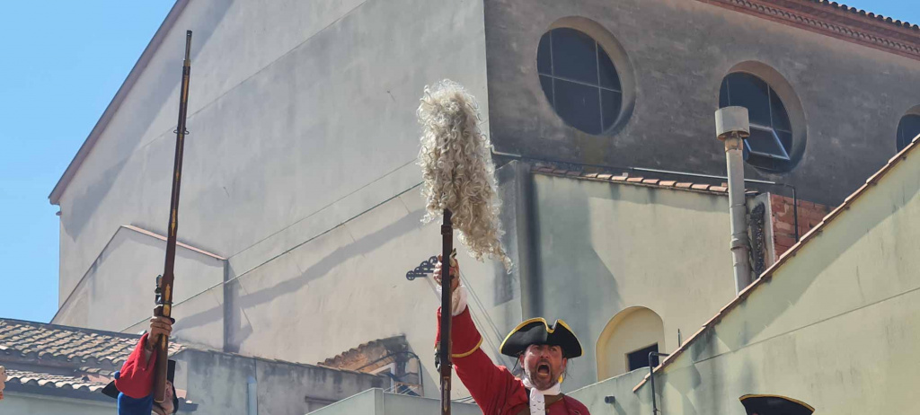 Miquelets ensenyant la perruca del Capitan Maria