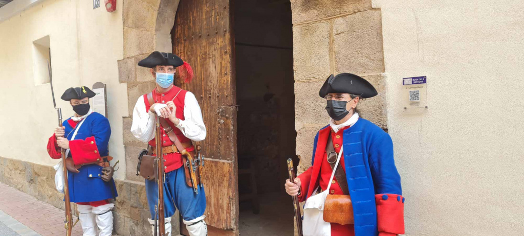 Soldats a la porta de Cal Puigjaner