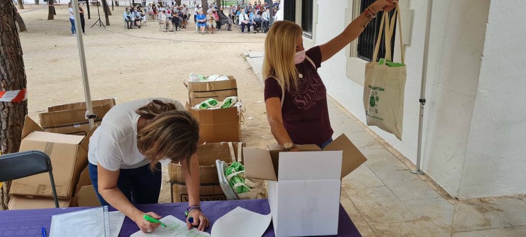 Dues noies preparant els regals de la Gent Gran assistent