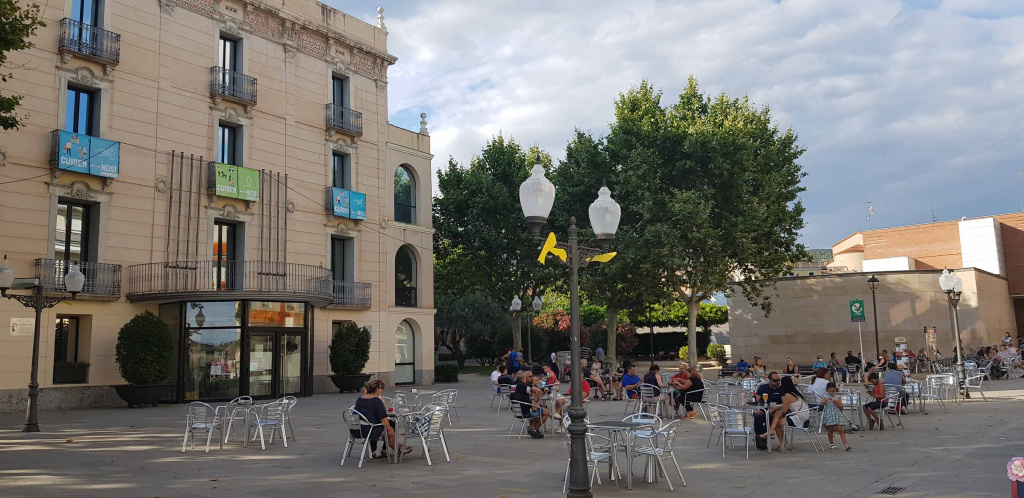 Terrassa amb taules del bar davant de l'Ajuntament