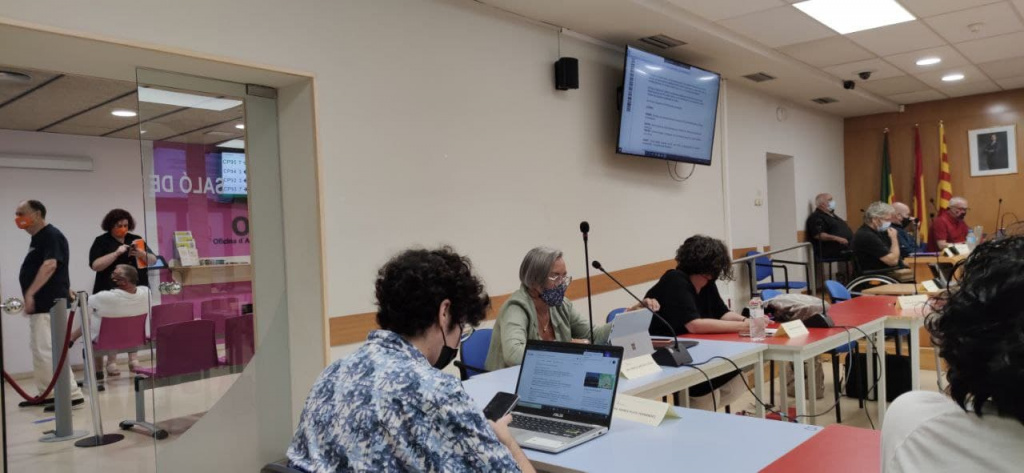 Debat al ple amb ciutadans fora de la Sala de Plens