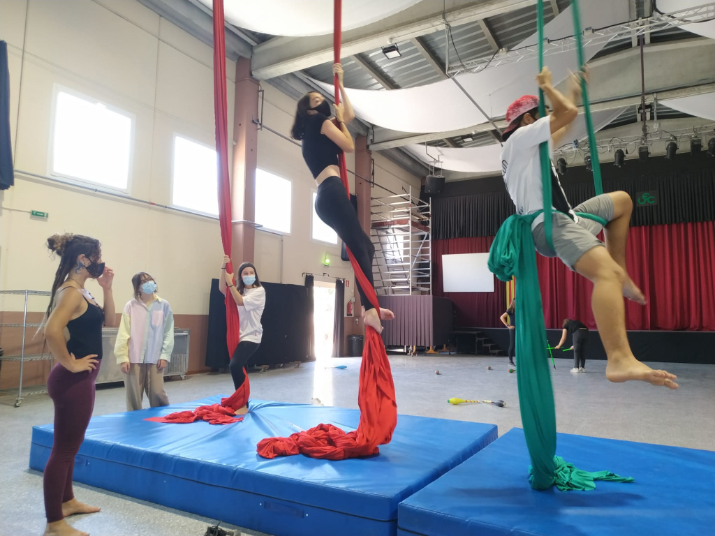 Participants de l'Estiu Jove al taller de dansa