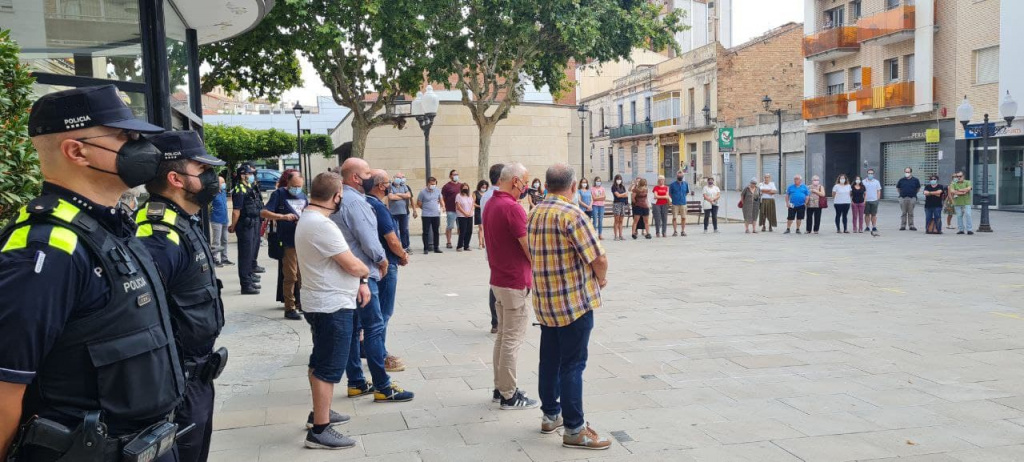 Policia amb l'Alcalde i Regidors fent el minut de silenci