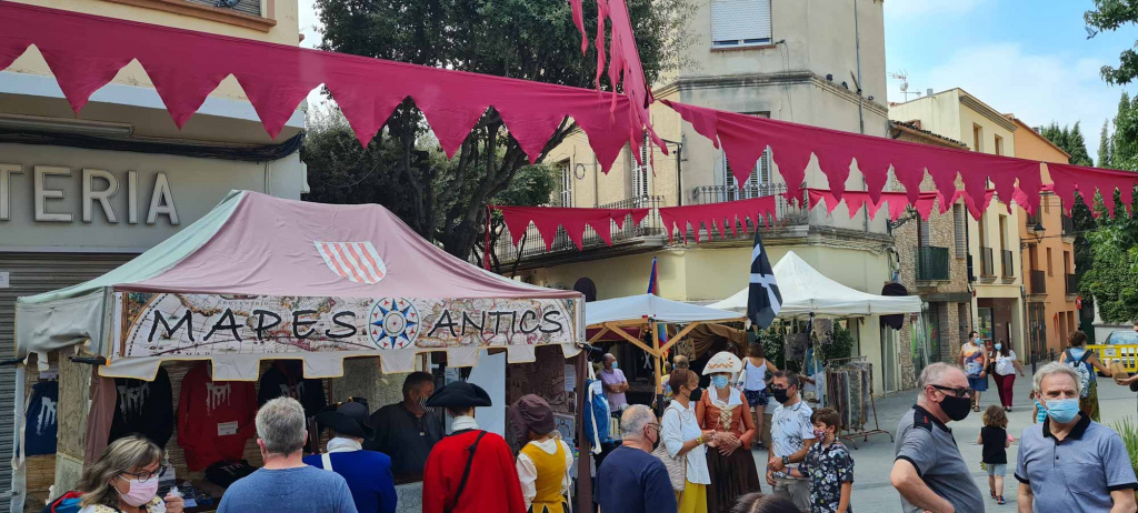 Ciutadans passejant pel mercat barroc