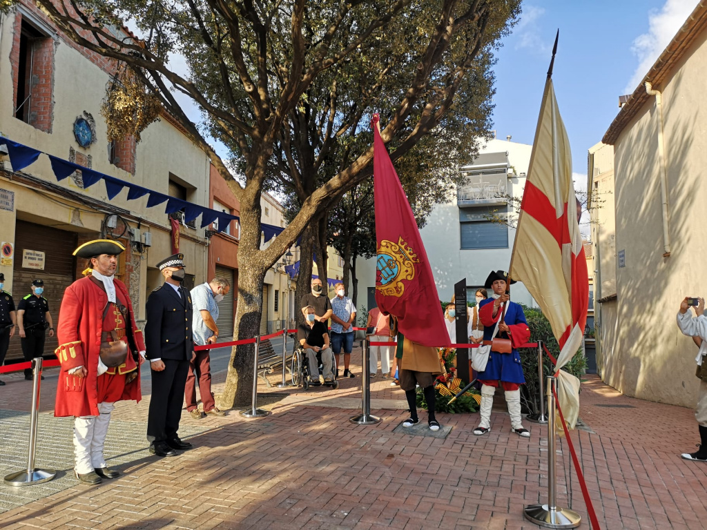 Ofrena floral amb personatges caracteritzats 