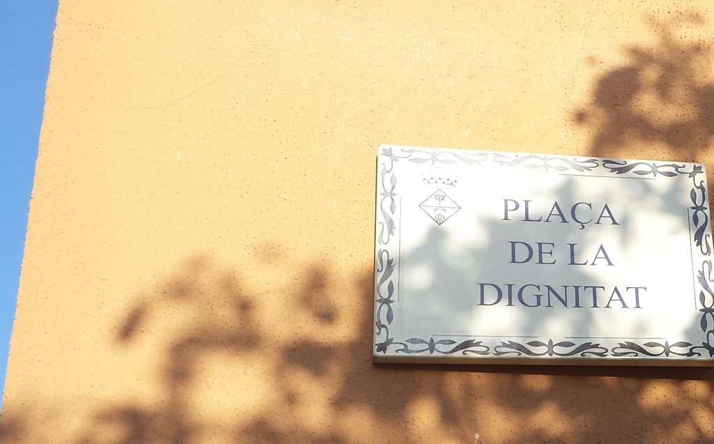 Placa a la Plaça de la dignitat