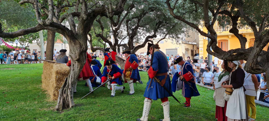 Miquelets al parc municipal al costat de l'ajuntament