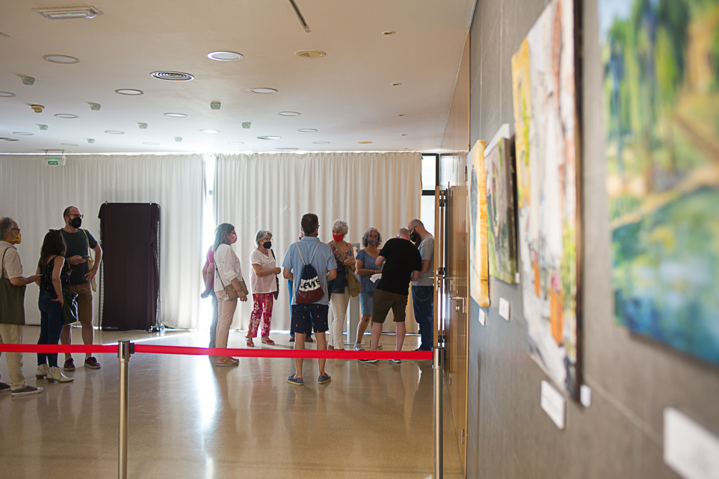 Assistents a l'entrada de l'Auditori per la presentació del documental