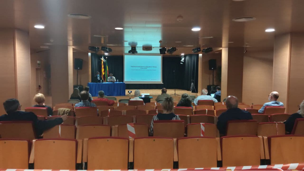 Públic assistent a l'Auditori de la Casa de cultura on l'alcalde i regidor d'Urbanisme Miquel riera comença l'acte