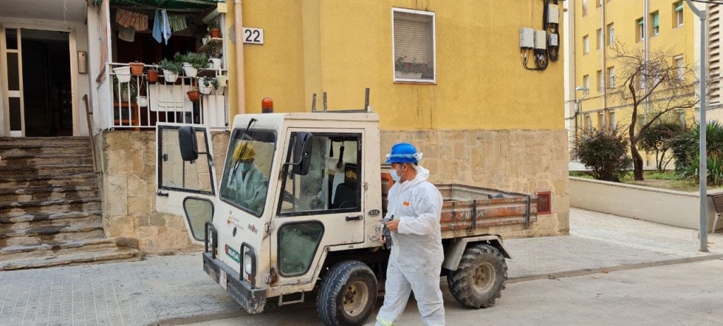 Camionet de la Brigada davant de l'edifici afectat