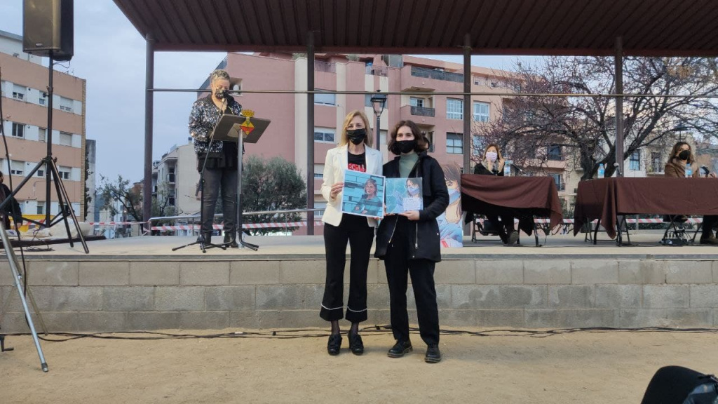 Entrega de Llibre i làmina de la mà de l'autora a cada una de les quinze dones