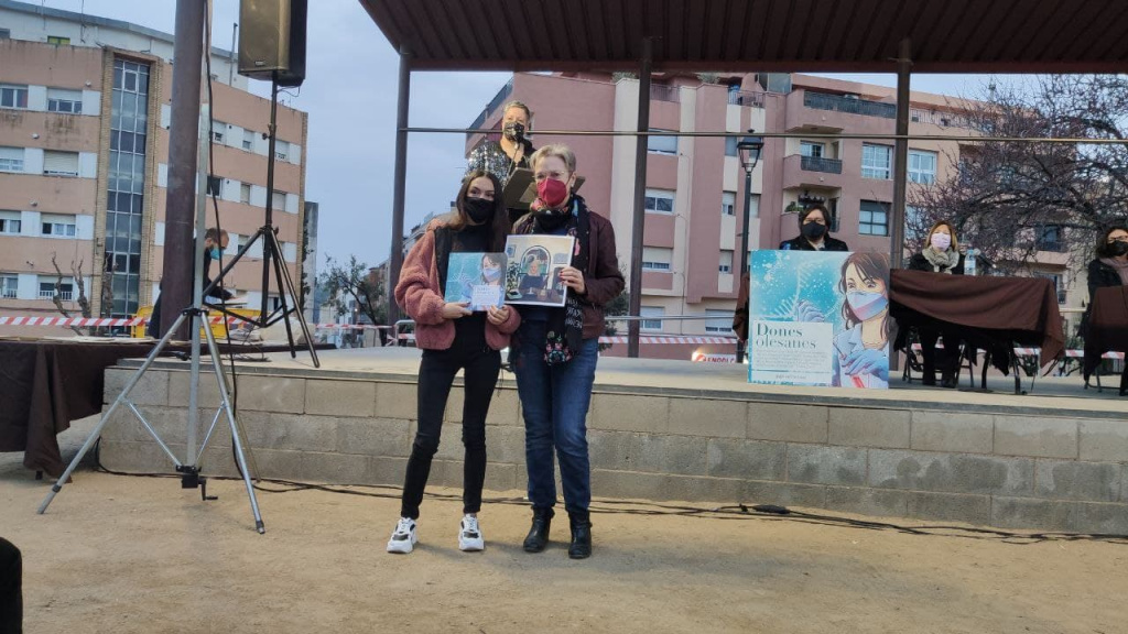 Entrega de Llibre i làmina de la mà de l'autora a cada una de les quinze dones